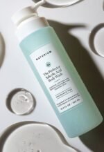 NATURIUM – The Perfector Gel Douche Exfoliant Doux à l’Acide Salicylique (500 ml) – Image 2