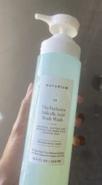 NATURIUM – The Perfector Gel Douche Exfoliant Doux à l’Acide Salicylique (500 ml) – Image 3