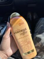 🌴 OGX Smoothing + Coconut Coffee – Gel Douche Gommant 2 en 1 (577 ml) – Image 2